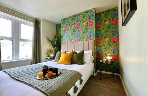 Stunning 4-Bedroom Home - 10 mins to Sandbanks Beach - Photo 3