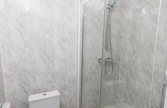 Greenbourne - 4 bedrooms Sleeps 8 free parking - Foto 3