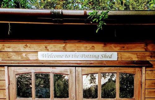 The Potting Shed near Tenby, 100" Projector, Four poster bed, On-site HOT TUB access via Spa Pack - Photo 22