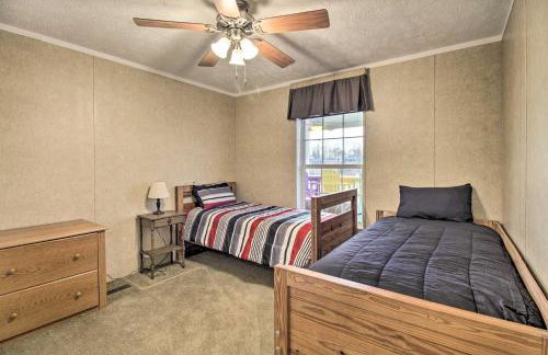 Family Lake Retreat w/ Screened Deck! - Foto 22