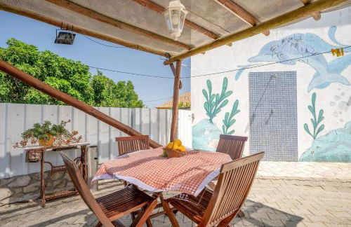 Eclectic oasis with poolside charm in Arranhó - Foto 26