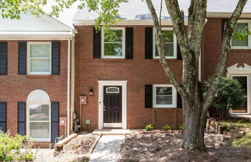 Modern + Cozy Townhome - minutes to Avalon w/king - Foto 24