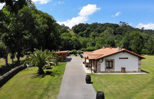 Piscina climatizada y cubierta 365 dias en Casa Rural con Encanto El Puentuco una de las casas mas valoradas de Cantabria - Foto 37
