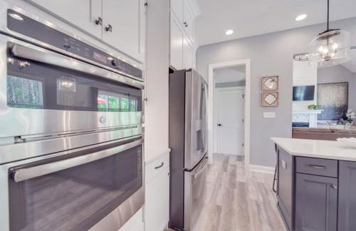 5BR Farmhouse Lake Retreat Pool Hot Tub Theater - Foto 58