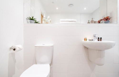 TheCountingSheep - Heathrow in 15 mins - Glass Balcony - Dedicated Workspace - Foto 21