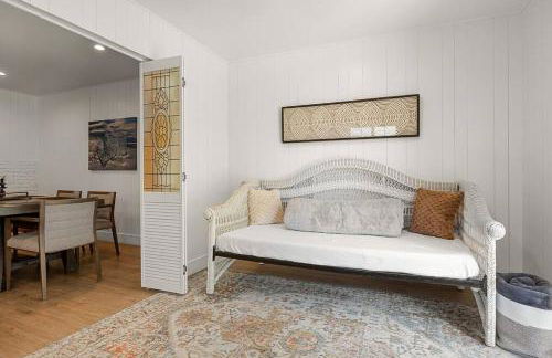 1970s Style Cozy Home with Fireplace Yard and Hot Tub - Foto 7