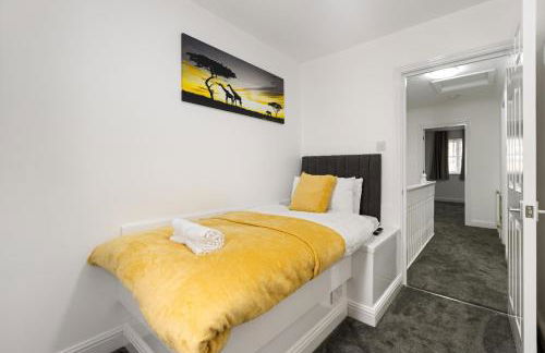 Roomy 3 bedroom house, 2 baths - Photo 13