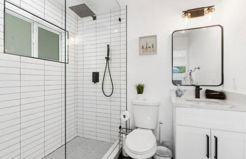 Delilas Chic 3 Bedroom 2 bath Abode with Heated Pool - Foto 14