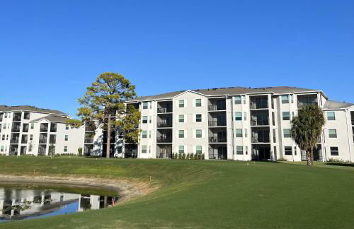 Stylish 3rd-Floor Condo with Golf Course Views - Foto 2