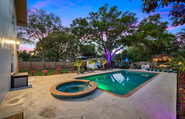 Luxe Largo Retreat: Pool, Games, Basketball & More - Foto 7