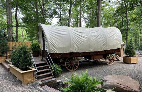 Elegant, Vintage Conestoga Covered Wagon Getaway in Denver, Pennsylvania - Foto 7