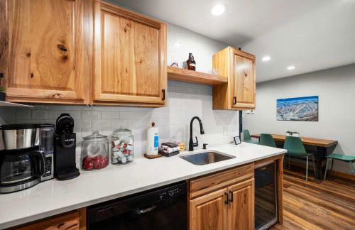 Renovated Ski In Out Condo King Bed Patio Grill - Foto 7