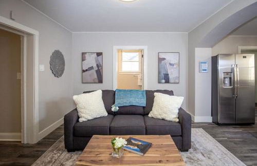 Couples Getaway | Walk to Unc | Free Cruiser Bikes - Foto 12