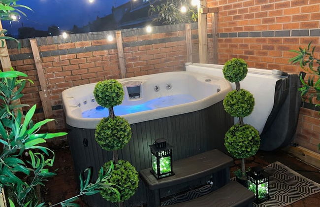 The Cheshire Gathering - Hot Tub 8 Bedroom - Photo 50