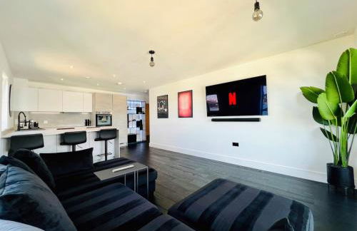 Luxury 2 Bed Apartment - River Views - Parking - Photo 2