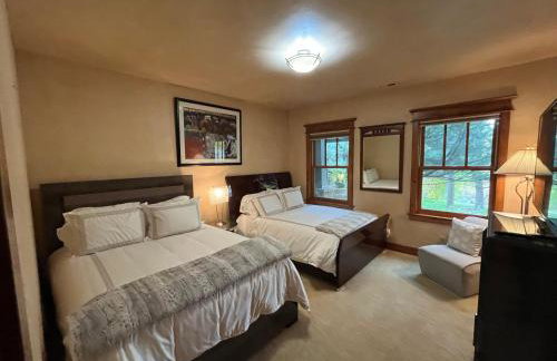 Luxe Artful Mountain Retreat with 4 King Suites, 8 Person Hot Tub and 3 Decks - Foto 53