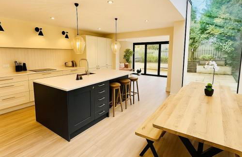 Stunning 5 bed house in enviable location - Photo 1