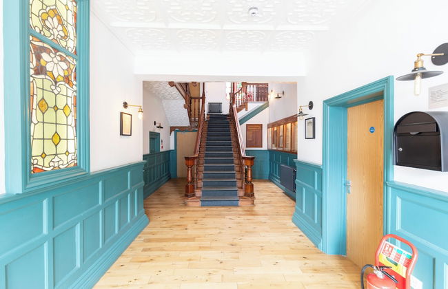 Stunning Studio In Converted Building - Photo 25