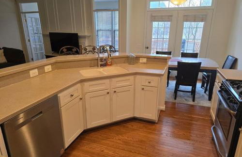 Spacious Townhouse near DC Airport Work Friendly - Foto 8