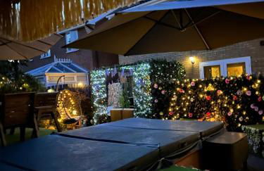 Romantic Swiss Cabin Hideaway & Hot Tub Spa Pool - Foto 26