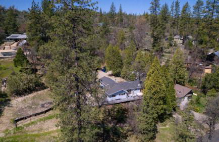 Near Yosemite Bass Lake Cabin with Hot Tub, Lake View, Pet Friendly - Photo 52