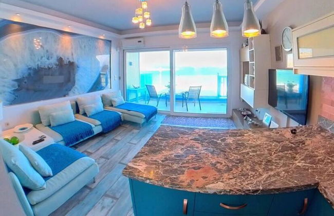 Deluxe Beach Apartment- Sleeps 2 & Private Terrace - Foto 11