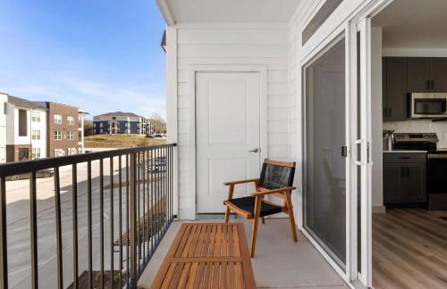 Elevated Contemporary 2BR 2BA with Balcony - Foto 28