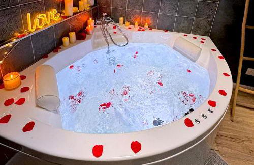 La jungle insolite, SPA, Écran cinéma, Lit à baldaquin king size, day use, 10 min centre - Foto 10