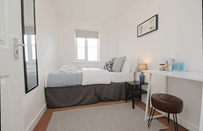 Modern 4 Bed Townhouse with Parking - Foto 9