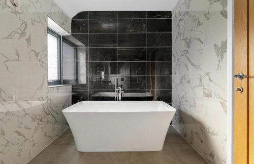 Luxurious Relaxing 6 Bed House for great comfort - Photo 27