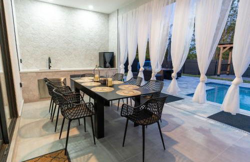 Designer Villa with Heated Pool, BBQ, Firepit, Ideal for Families & Groups - Photo 28