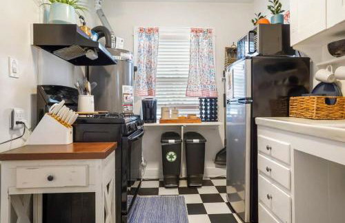 Adorable Quirky Hideaway BIG Private Enclosed Yard - Photo 3