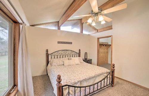 Grand Escape w/ Deck, Game Room, Nature View! - Foto 21