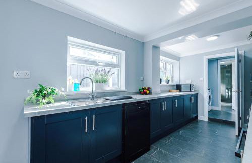 Spacious 4 Bed in Birmingham by 53 Degrees Property, Ideal for Business or Families, Games Room! - Foto 14