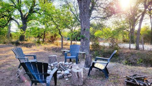 TJs Escape Landmark Oak Tree 1mile2river - Foto 4