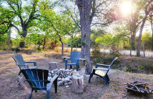 TJs Escape Landmark Oak Tree 1mile2river - Foto 4