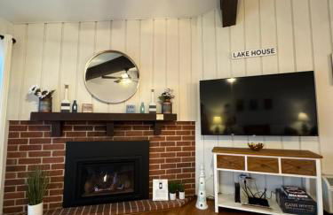 Newly Remodeled Mid-Century Modern Lake Condo - Foto 9