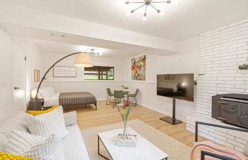 Spacious Modern Retreat w Game Room and Yard - Foto 7