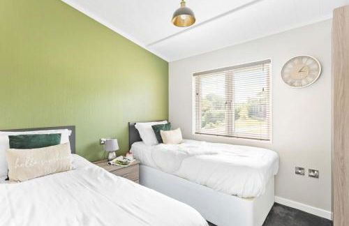 Rose Lodge, 21 Roadford Lake Lodges - Hot Tub, Free Parking and WiFi, Short Walk to Lake - Foto 17