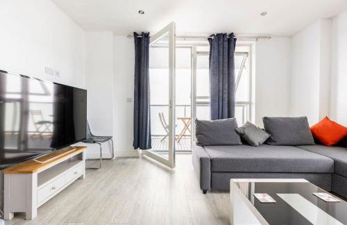 Stylish & Comfortable Top-Floor Flat in Harrow - Photo 9