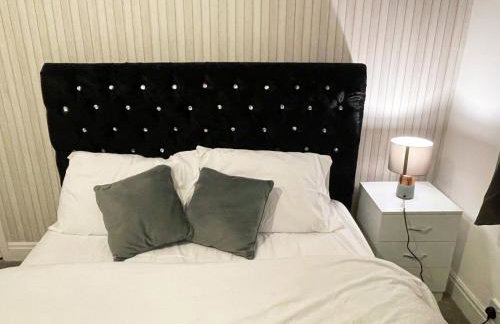 Lovely Spacious House Family & Contractor Friendly 3 Bedroom Near Leeds Centre Sleeps 8 - Foto 18