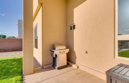 Poolside and Hot Tub Lounging Luxe Rio Rancho Home - Foto 28