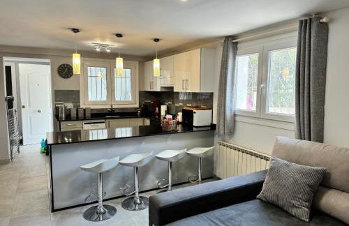 SUNNY Apartment in a Cosy Villa with shared swimming pool - Foto 9