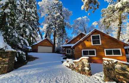 Knotty Pine Cabin with Artisan Stone Patio - Walk to Bass Lake - Foto 44