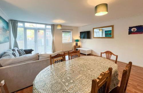 5 Bed Townhouse with Garden & Parking by BrumStay UK - Foto 42