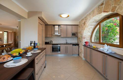 Villa Ozias a modern,spacious, swimmig pool villa. - Foto 16