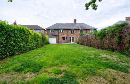 Spacious Heald Green Home with Free Parking - Pass the Keys - Photo 23