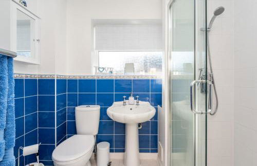 14 Acomb Wood Drive Peaceful 2-Bed Home in York with Free Parking - Pass the Keys - Photo 17