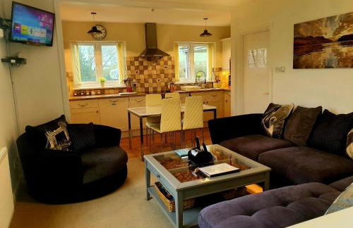 Idyllic 2 Bedroom Self-Contained UpsideDown Annexe - Photo 25