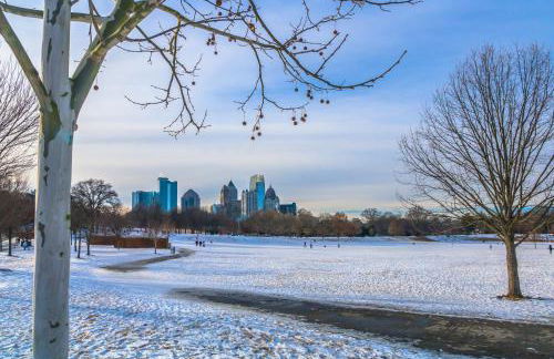 Spacious 3BR with Game Room and Fenced Yard Near Six Flags and Braves - Foto 45